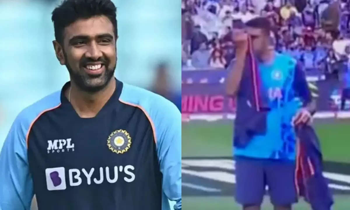 T20 World Cup 2022: Ravi Ashwin Finally Reacts To His 'Jacket Sniffing'  Viral Video - The Cricket Lounge