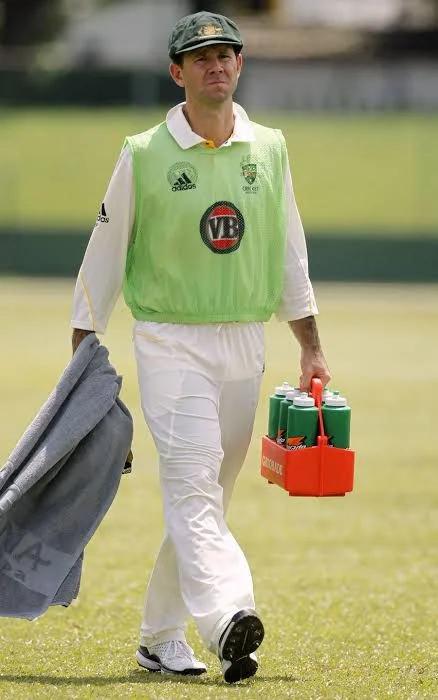 5 Legendary Cricketers Who Served Drinks On The Field