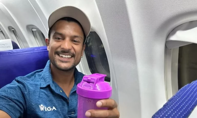 "Bilkul Risk Nahi Lene Ka": Mayank Agarwal Trolls Himself After Flight Incident